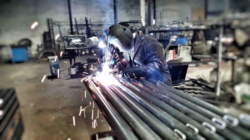 Какие материалы используют при изготовлении уличного спортивного оборудования в Карачаево-Черкесской Республике?